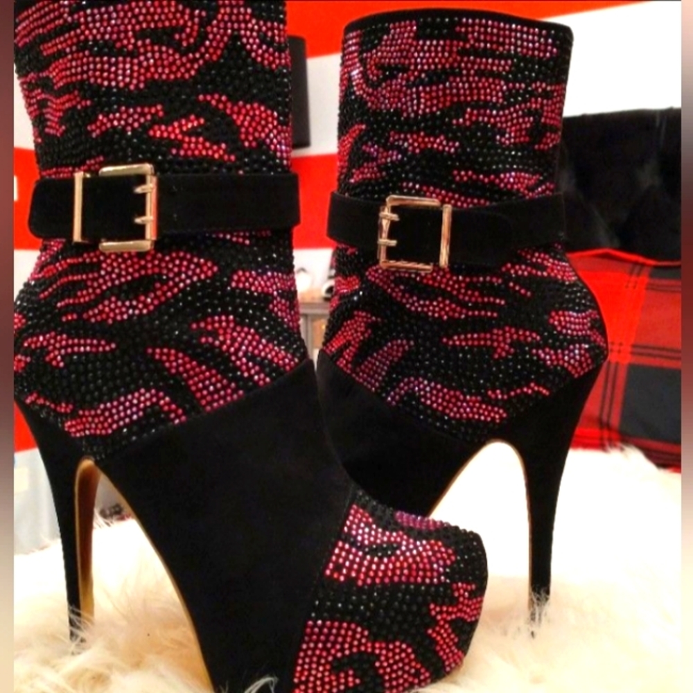Very chic high heel boot hand made Italy